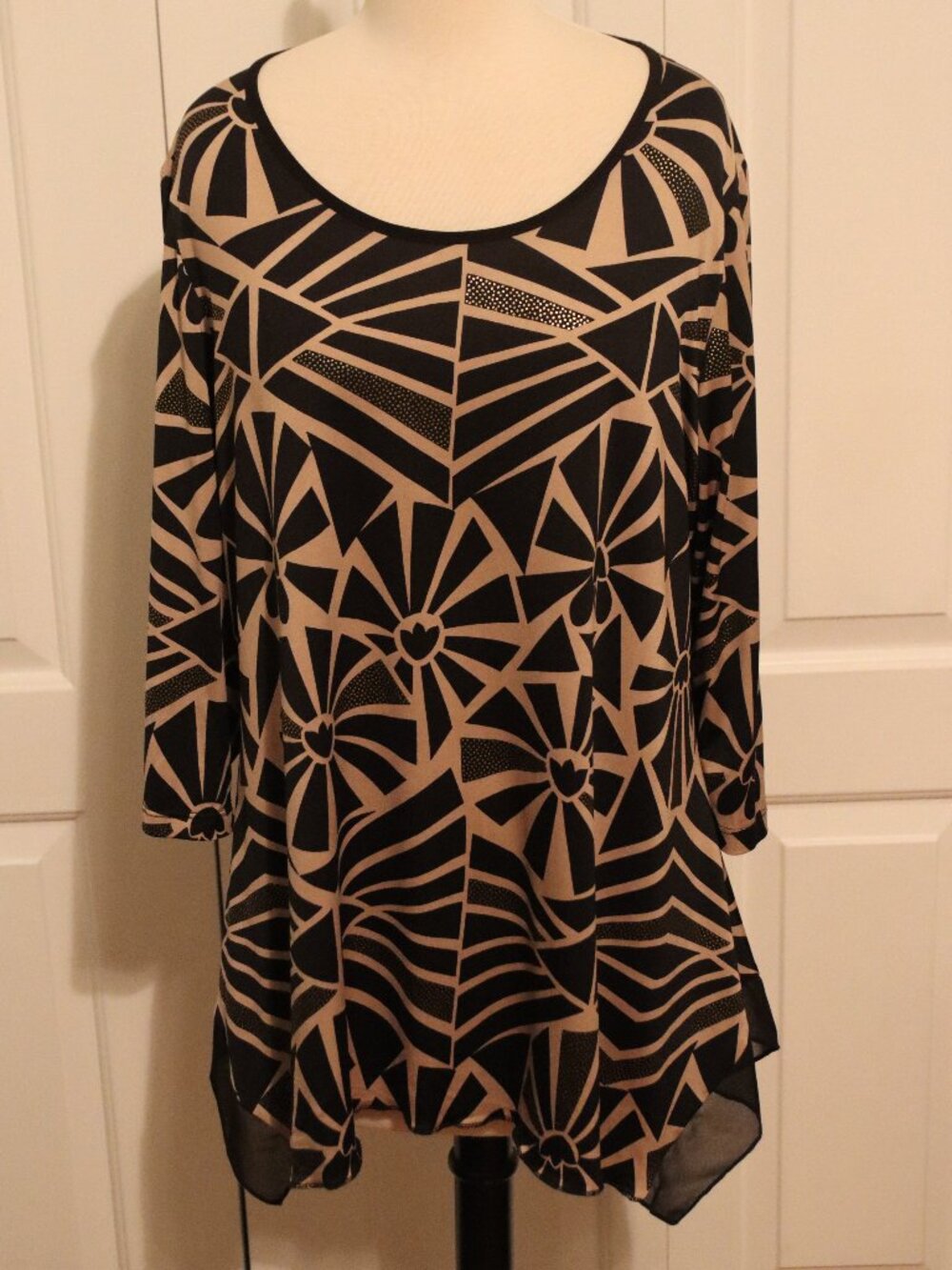 Nygard Asymmetric Tunic Top Black/Tan/Gold Fan Motif Sharkbite Hem Petite Large